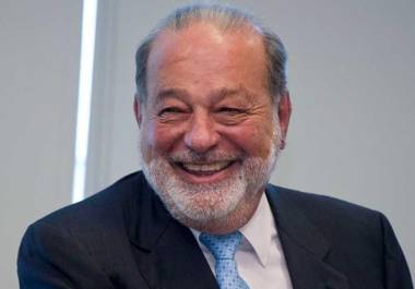 Carlos Slim se opone a la jornada laboral de 40 horas y propone trabajar más para mejorar los salarios en México. Conoce los detalles de su opinión.