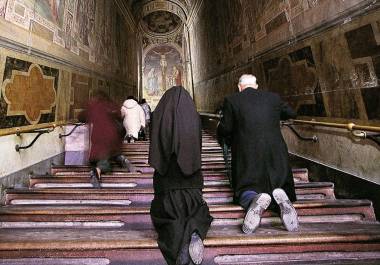 Conoce dónde está la Escalera Santa, los 28 peldaños que, según la tradición, subió Jesús ante Pilatos y por qué sigue siendo un símbolo de devoción.