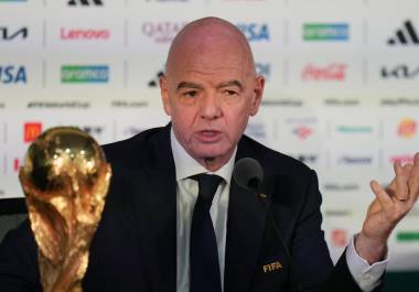 Gianni Infantino defiende el proyecto como una vía para aumentar la inversión y “democratizar” el desarrollo del futbol mundial.
