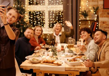 La cena navideña es más que una deliciosa comida, es el momento perfecto para crear recuerdos inolvidables junto a tu familia.