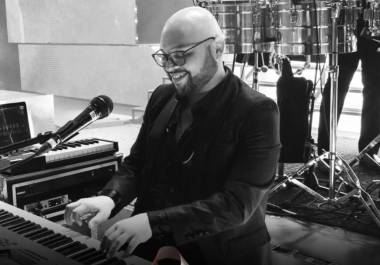 Gerson Leos, tecladista de Banda MS, murió a los 36 años tras colapsar durante un partido de béisbol en Mazatlán, Sinaloa.