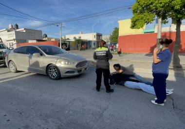 Testigos solicitaron apoyo a los servicios de emergencia luego de que la joven cayera al pavimento tras el impacto, lo que generó movilización de cuerpos de auxilio en la zona.