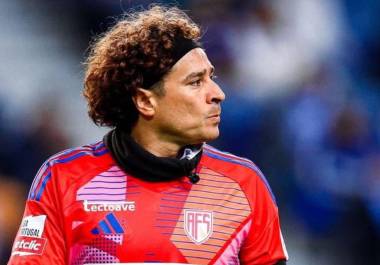 Ochoa intentó de todo para evitar que el AVS fuera goleado por un peligroso Porto de Martín Anselmi.