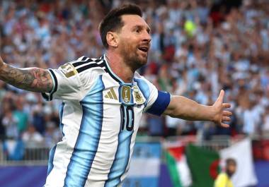 Las plataformas financieras relegan al astro argentino por debajo de cientos de futbolistas debido a su edad, pero su vigencia en la cancha destroza cualquier métrica económica.