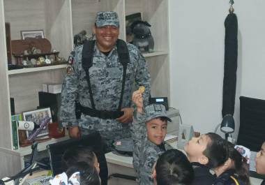 El pequeño cumplió su sueño de ser un elemento de la Guardia Nacional.