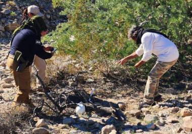 Integrantes de colectivos de búsqueda y autoridades estatales realizan trabajos de excavación y peritaje en la Reserva Miguel Alemán, en Mexicali, donde se han localizado fosas clandestinas y restos humanos
