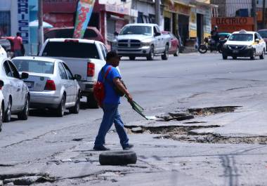 En varios puntos de la Región Sureste de Coahuila se pueden apreciar las calles dañadas con baches.