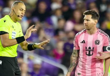 La FIFA designó a Ismail Elfath como árbitro del Argentina vs Inglaterra en las semifinales del Mundial 2026. Su historial con Lionel Messi y la Albiceleste volvió a encender el debate sobre el arbitraje.