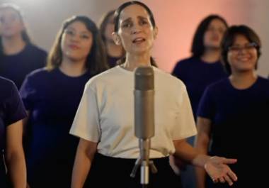 El Gobierno federal presentó una nueva versión de “La niña futbolista”, interpretada por Julieta Venegas, mientras continúan las actividades culturales y deportivas previas al Mundial.