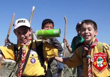 Niños y jóvenes pueden participar en actividades de orientación, caminatas, pionerismo y técnicas de campismo.