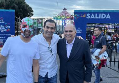 El piloto mexicano fue descubierto por los fanáticos mientras se acercaba a su padre, Antonio Pérez Garibay, durante la función en Guadalajara.