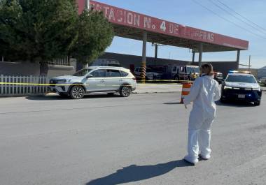 Elementos de la Agencia de Investigación Criminal acudieron a la estación de Bomberos de Derramadero tras confirmarse el fallecimiento de una mujer que había sido trasladada en un vehículo particular por sus familiares.
