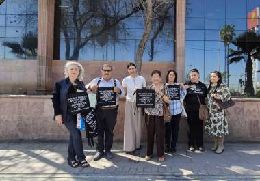 Vecinos denuncian manejo inadecuado de basura en la calle Bravo, lo que genera dispersión de desechos por animales.