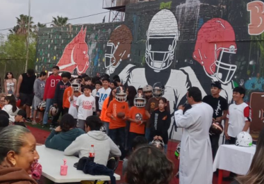 Jugadores y porristas de Cafés de Bóxer participaron en la tradicional bendición de cascos previo al arranque de temporada.