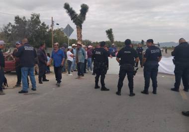 La protesta incluyó el bloqueo del acceso vehicular, lo que llevó a la intervención de la Policía Civil de Coahuila y otras autoridades.