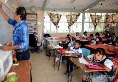 Niños de ejidos llegan a las escuelas en condiciones adversas, a menudo sin materiales básicos y con ropa sucia debido a la falta de agua potable.