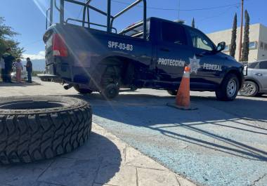 Tras la colisión, la unidad oficial terminó sobre la banqueta del área de la Gran Plaza, mientras autoridades realizaban las diligencias correspondientes para determinar responsabilidades.