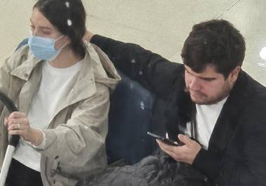Gonzalo “Bobby” López Beltrán fue captado en el Centro Médico ABC de Santa Fe, donde llevó a su hijo a una consulta pediátrica. La imagen desató críticas por el contraste con el discurso de austeridad de AMLO.