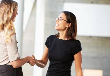 La RAE explica si es correcto decir “buen día” o “buenos días” al saludar. Conoce las diferencias culturales y por qué ambas formas son válidas en español.