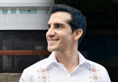 Una investigación reveló que Rommel Pacheco declaró una propiedad inexistente en San Crisanto y omitió una casa en Mérida adquirida con Paola Espinosa, cuyas versiones y documentos oficiales contradicen sus declaraciones patrimoniales.