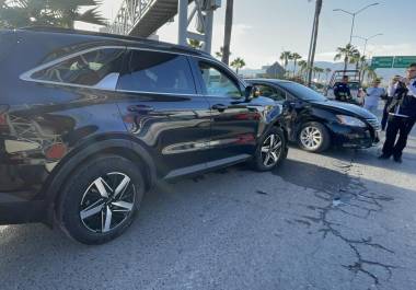 El KIA Sorento y el Nissan Sentra quedaron en medio de la vialidad tras el fuerte impacto.