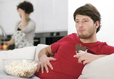 El INEGI confirma que millennials y centennials en México retrasan el matrimonio, la llegada de hijos y la salida del nido familiar por causas económicas.