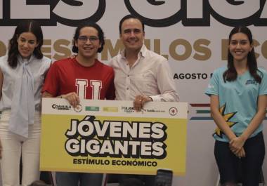 Autoridades estatales entregaron estos apoyos para los jóvenes que recibieron su reconocimiento.