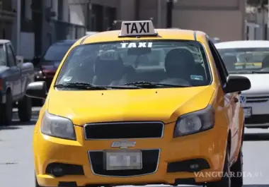 Varios taxistas acudieron al llamado de auxilio de su compañero, quien fue despojado de sus pertenencias por dos delincuentes, en la colonia Australia.