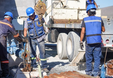 Personal de Compara trabaja en la reparación de la fuga que afecta a varias colonias de Ramos Arizpe.