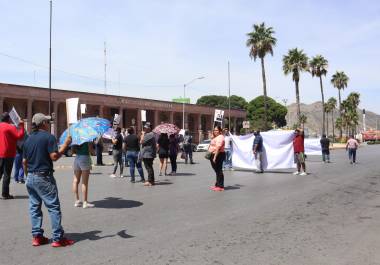 Los asistentes a la manifestación levantaron carteles y gritaron consignas para llamar la atención sobre su caso.