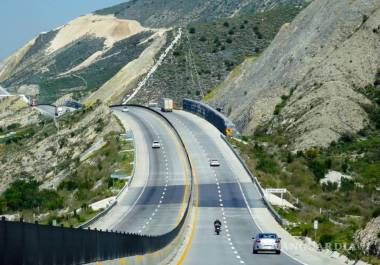 Los frecuentes accidentes registrados en la carretera Saltillo-Monterrey han generado interrupciones en el flujo vehicular, afectando la conectividad entre ambas ciudades.