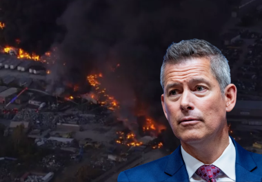 Avión de carga se desploma en Aeropuerto Internacional Muhammad Ali, Kentucky