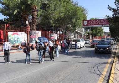 Estudiantes de la UANE Saltillo se manifiestan; piden soluciones ante irregularidades y cobros adicionales