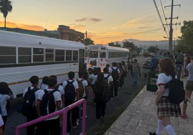 Alumnos abordan temprano el camión que tiene como su destino final el centro de Monclova.