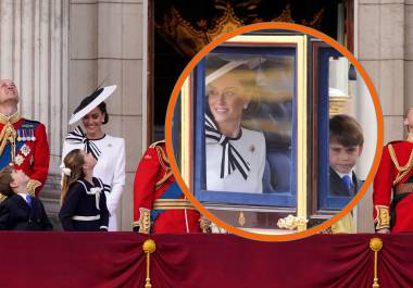 La Princesa de Gales, Kate, observa desde su carruaje mientras ella y sus hijos, incluida la Princesa Charlotte, a la derecha, asisten a la ceremonia del Desfile del Estandarte, en Londres
