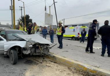 El vehículo Nissan Tsuru quedó con severos daños tras ser impactado por el tren en el cruce ferroviario.