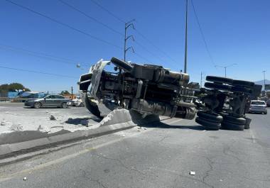 Un tráiler volcó sobre el periférico Luis Echeverría Álvarez tras no alcanzar a frenar por el tráfico detenido derivado de una manifestación.