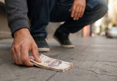 Encontrar dinero en la calle y decidir quedárselo puede parecer un asunto menor, pero en México existen disposiciones legales relacionadas con los bienes encontrados y su posible devolución.
