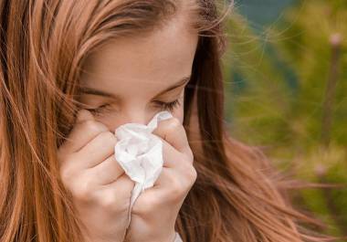 El aumento de temperaturas y vientos intensos en varias regiones del país está generando un ambiente propicio para la dispersión de polvo y polen, factores que pueden detonar alergias respiratorias.