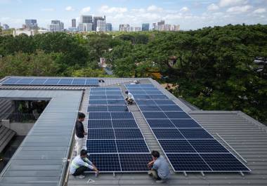 Un equipo de instaladores solares instaló un nuevo sistema de paneles solares en el tejado de una vivienda en Manila, Filipinas.
