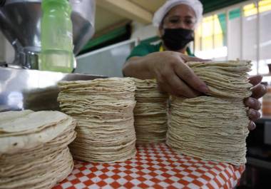 El precio de la tortilla en México registrará un aumento de hasta 4 pesos por kilo durante abril, impulsado por el encarecimiento del maíz y los costos de producción. El alza impactará de forma desigual en todo el país.