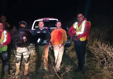 Rescatistas de Protección Civil y Bomberos lograron ubicar al joven gracias al uso de un dron de vigilancia y visión nocturna.