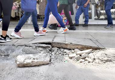 Las banquetas, un peligro para los peatones en Saltillo