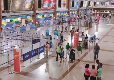 Las afectaciones persisten tras el caos del domingo, cuando el Ejército mexicano, en una operación en la que recibió inteligencia de Estados Unidos, abatió a un narcotraficante en México.