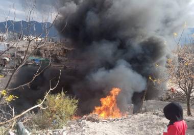 El incendio se extendió hasta un arroyo cercano.