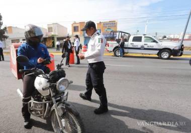 Agentes de tránsito realizan operativos para verificar que los conductores cuenten con licencia vigente.