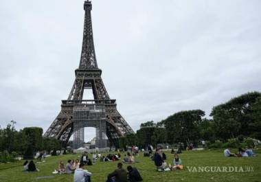 (IMAGEN ILUSTRATIVA) La torre Eiffel fue temporalmente evacuada a causa de un cortocircuito en el sistema de alimentación de los ascensores, lo que ocasionó que sonara la alarma de incendio.