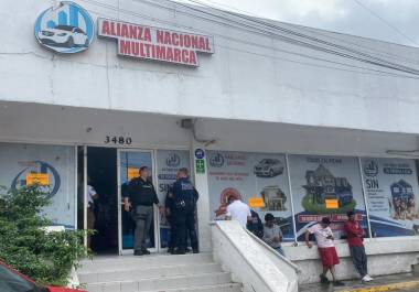 Operativo de clausura en las oficinas de Alianza Nacional Multimarca, ubicado en la calle Álamo y el bulevar Venustiano Carranza.