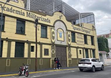 Con la medida, alrededor de 300 estudiantes matriculados en el plantel tendrán que ser reubicados.