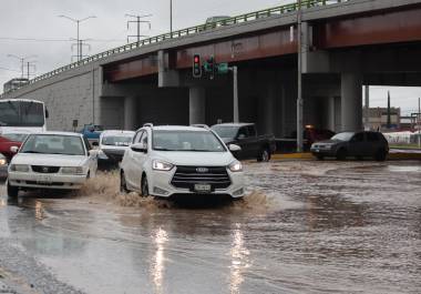 Anegación en la entrada de Mirasierra, provocando caos vehicular y retrasos para cientos de automovilistas.